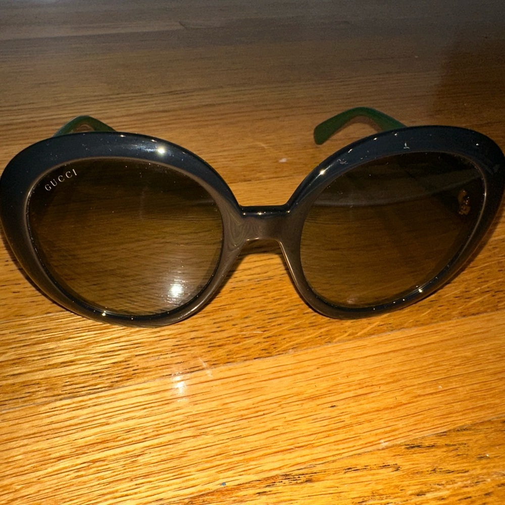Gucci Oversized Black Sunglasses for Women - Picture 4 of 4